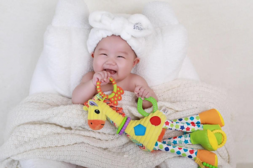 灌南四个月宝宝揉眼睛